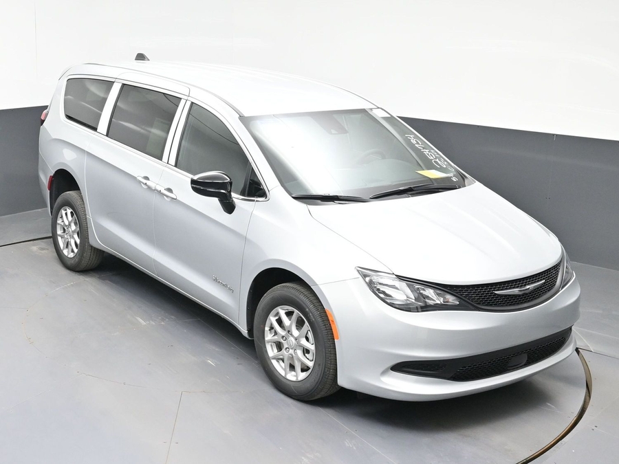 Silver Chrysler Voyager image number 21