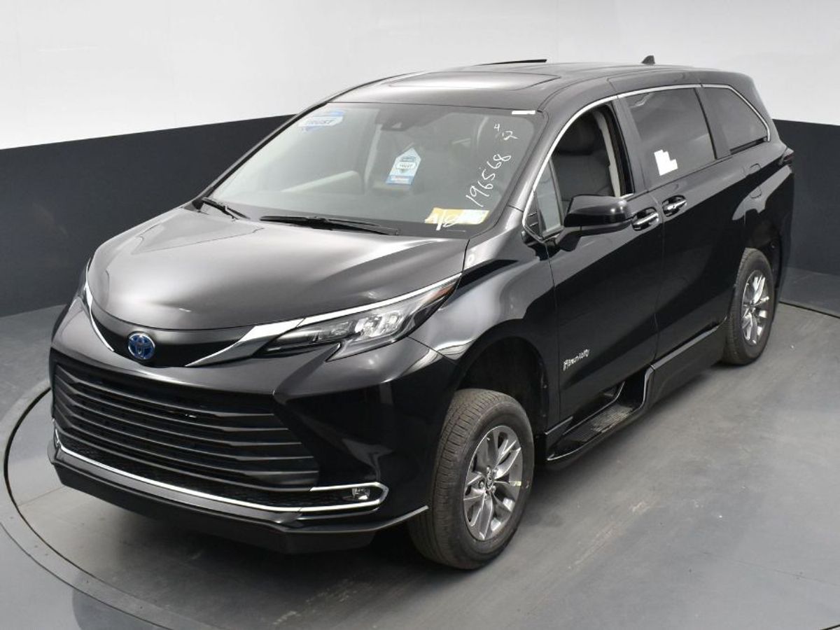 Black Toyota Sienna image number 14