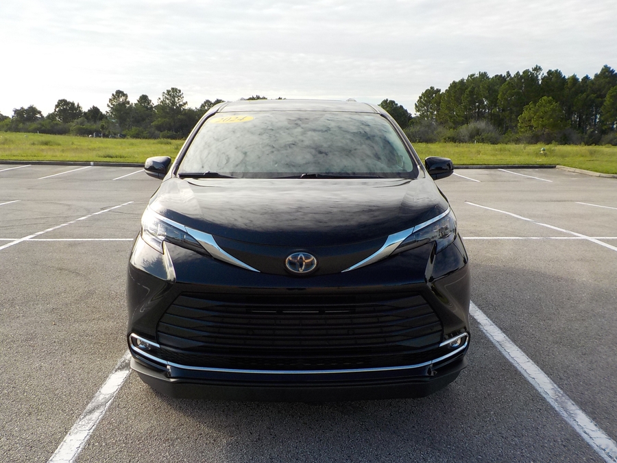 Black Toyota Sienna image number 25