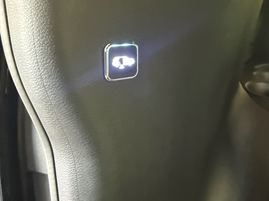 Black Chrysler Pacifica image number 12