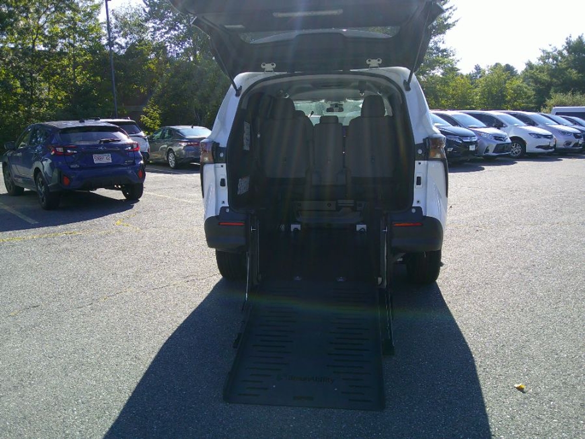 White Toyota Sienna image number 9