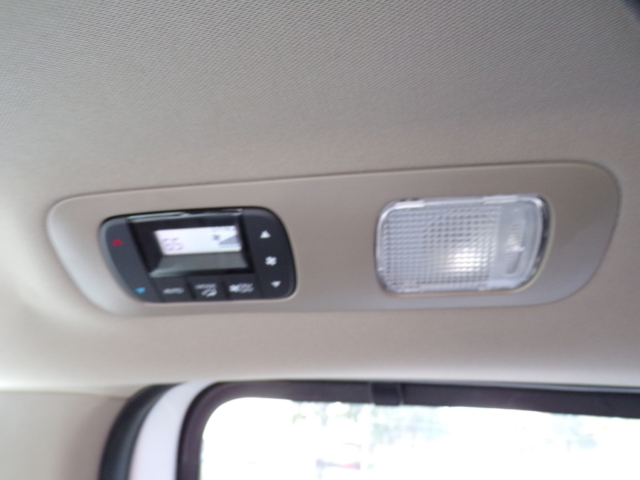 White Honda Odyssey image number 18