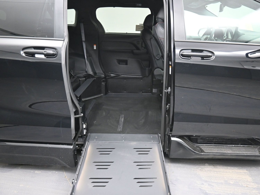 Black Toyota Sienna image number 15