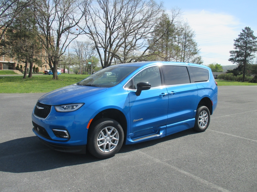 Blue Chrysler Pacifica image number 1
