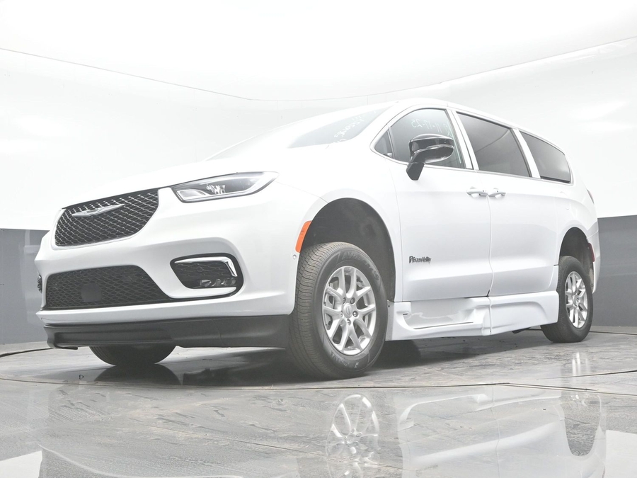 New 2025 Chrysler Pacifica Select Safety - BraunAbility Side Entry Entry In Floor Automatic Ramp