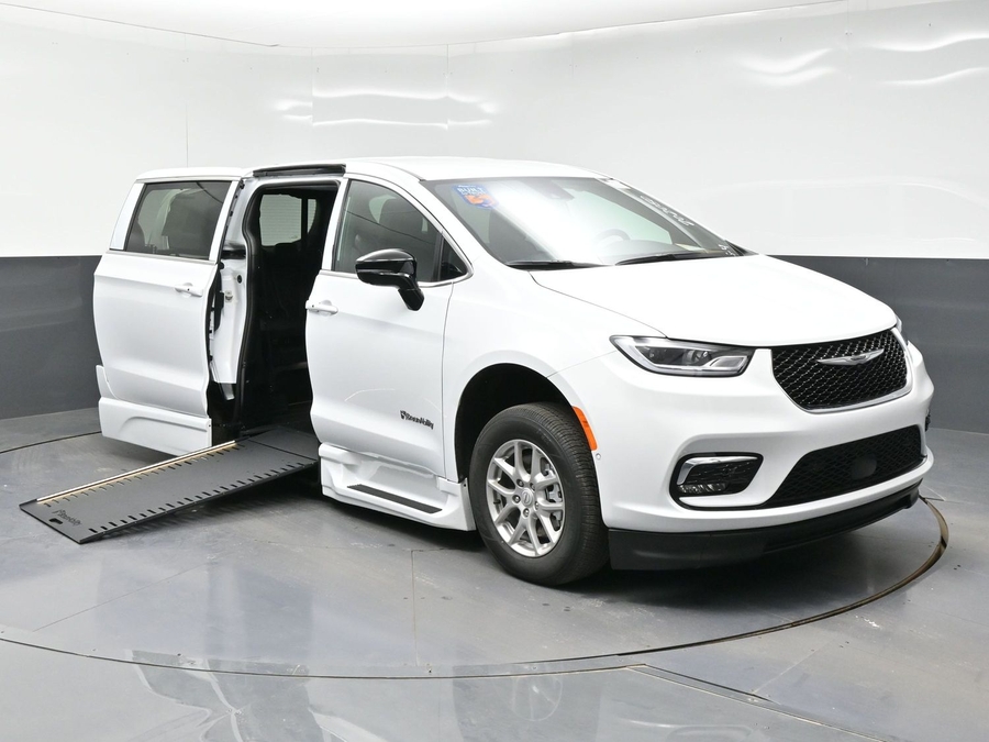 2026 Chrysler Pacifica Select's photo