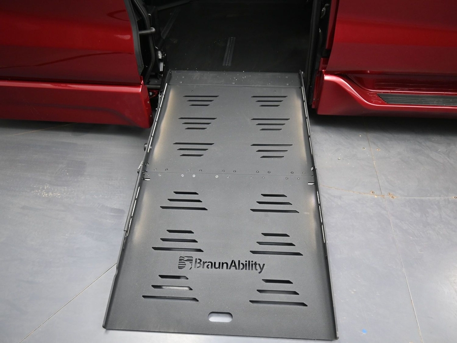 New 2026 Toyota Sienna Hybrid XLE Base - BraunAbility Side Entry Entry Fold Out Automatic Ramp