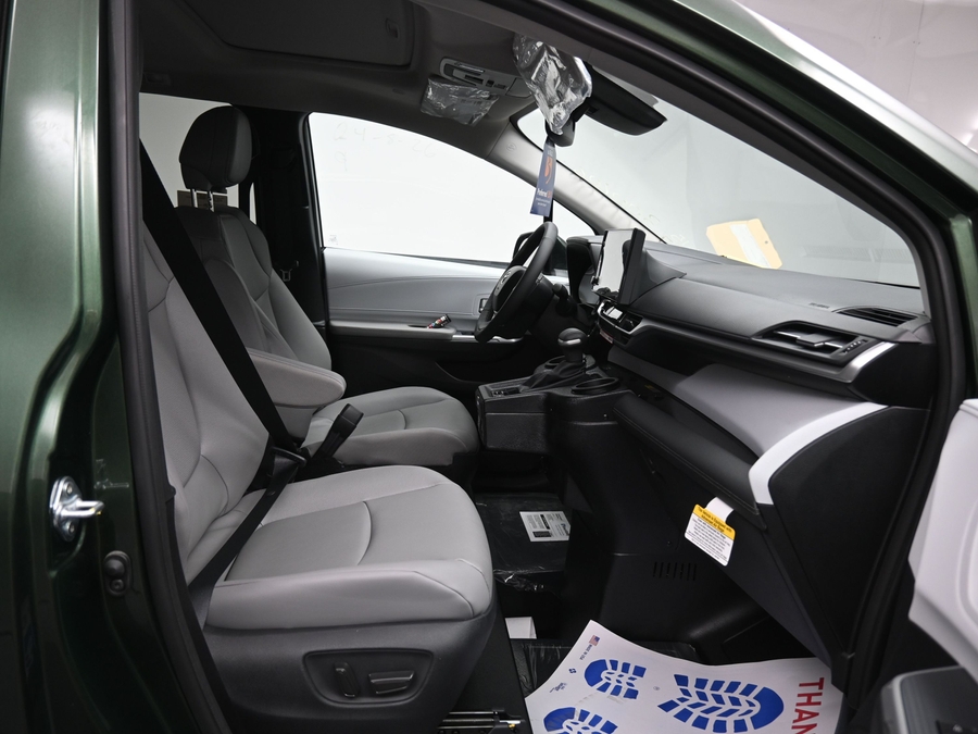 New 2026 Toyota Sienna Hybrid XLE Base - BraunAbility Side Entry Fold Out Automatic Ramp