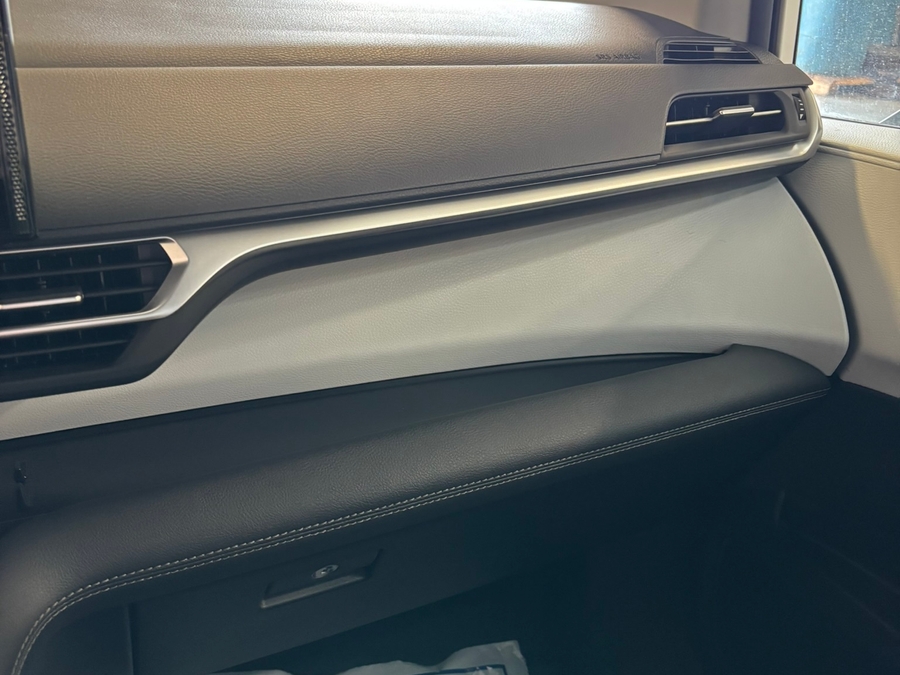 White Toyota Sienna image number 16