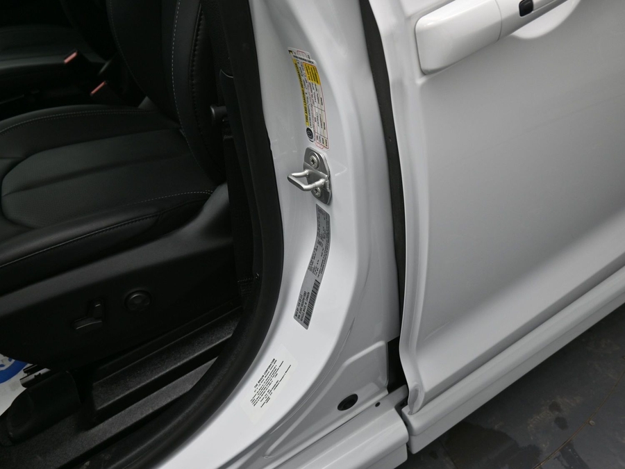 White Chrysler Pacifica image number 16