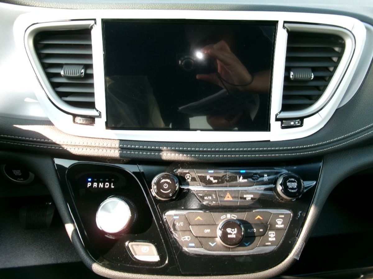 Grey Chrysler Pacifica image number 13