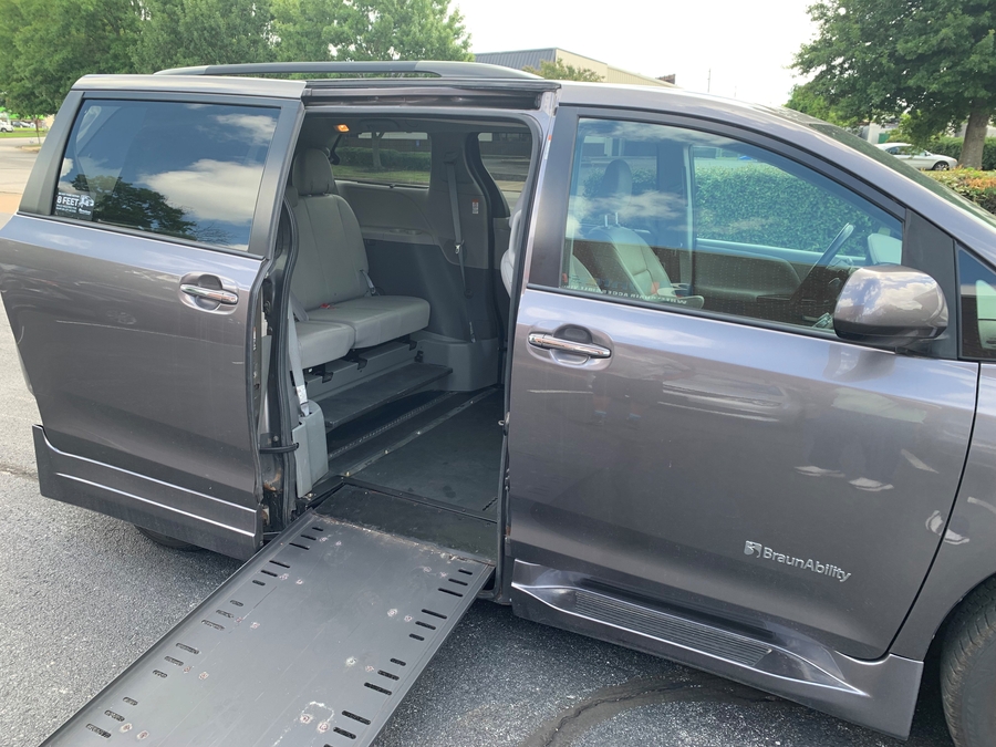Used 2020 Toyota Sienna XLE - BraunAbility Side Entry In Floor Automatic Ramp