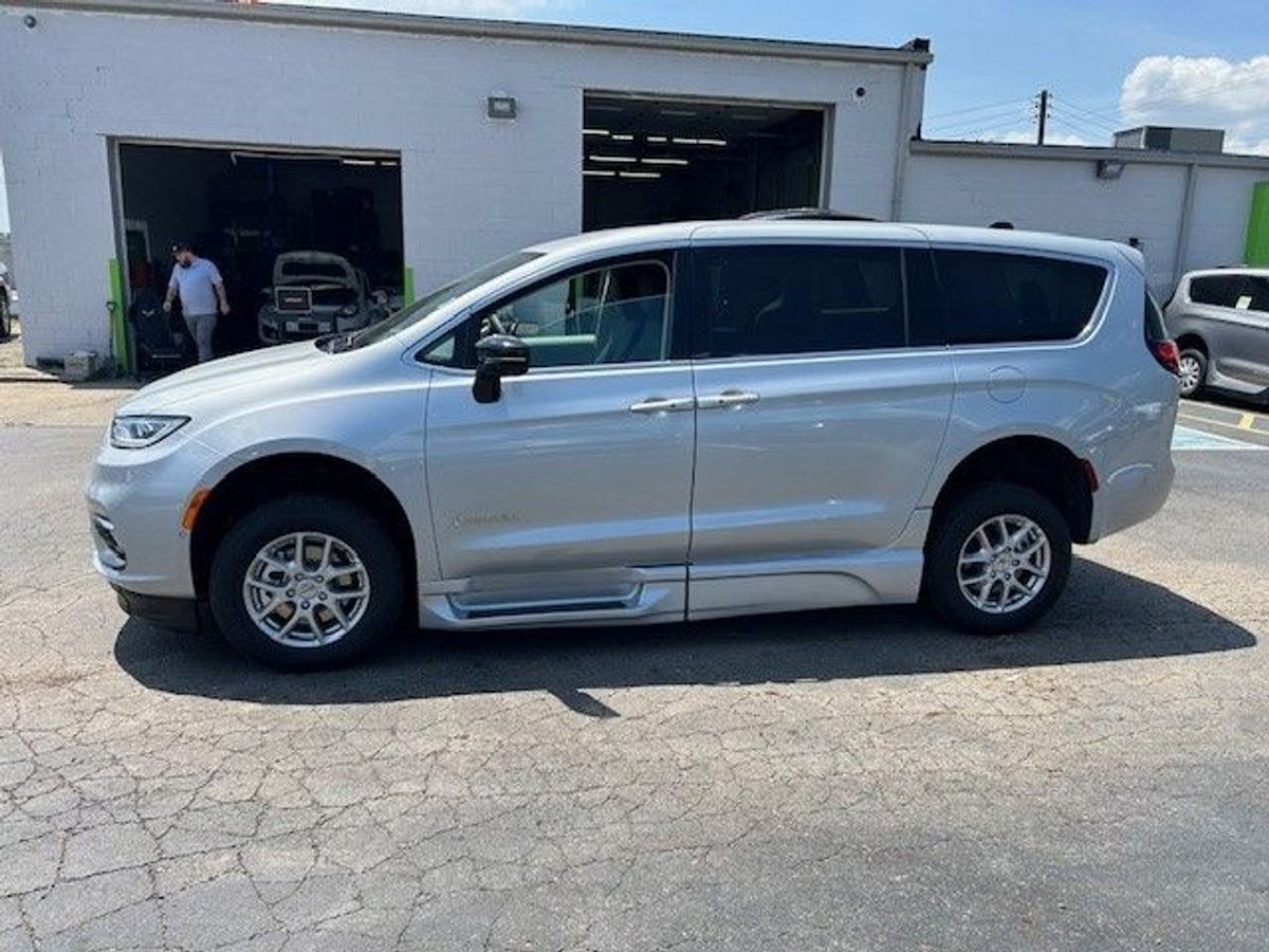 Silver Chrysler Pacifica image number 6
