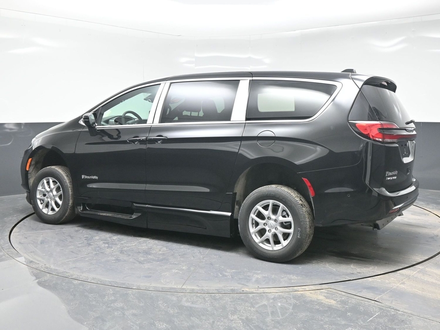 Black Chrysler Pacifica image number 1