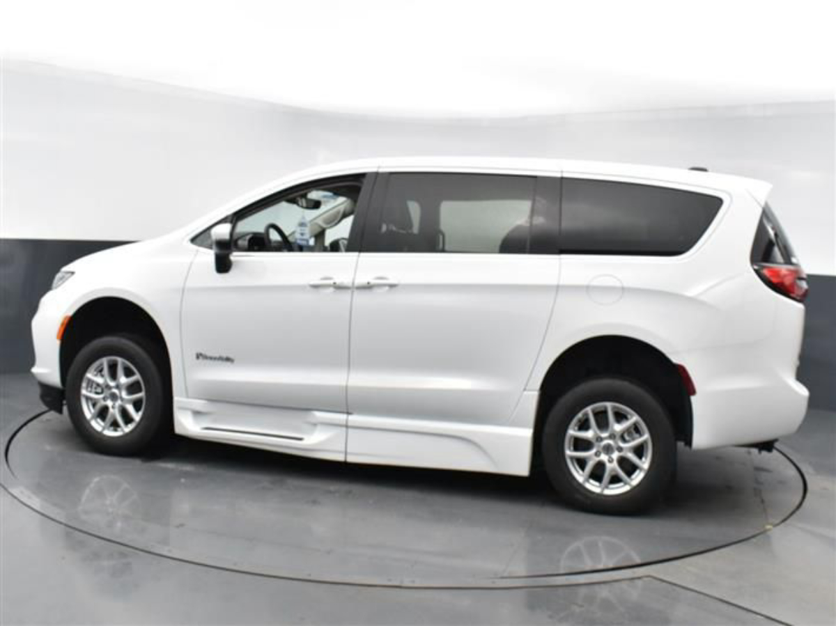 White Chrysler Pacifica image number 3