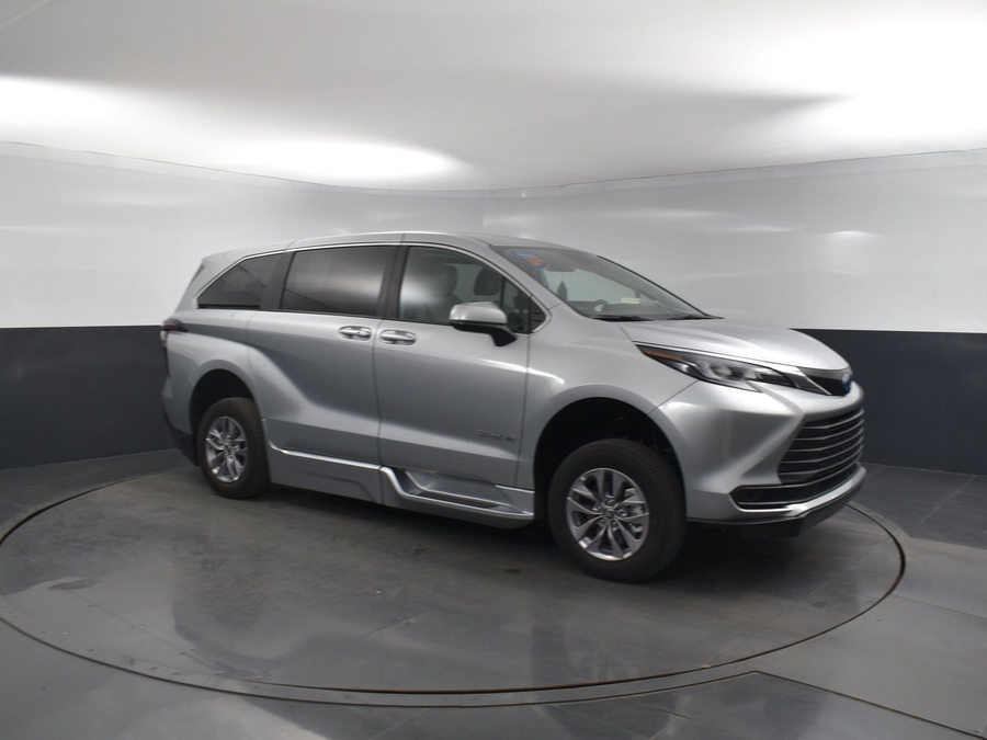 New 2025 Toyota Sienna Hybrid LE - BraunAbility Side Entry Entry Fold Out Automatic Ramp