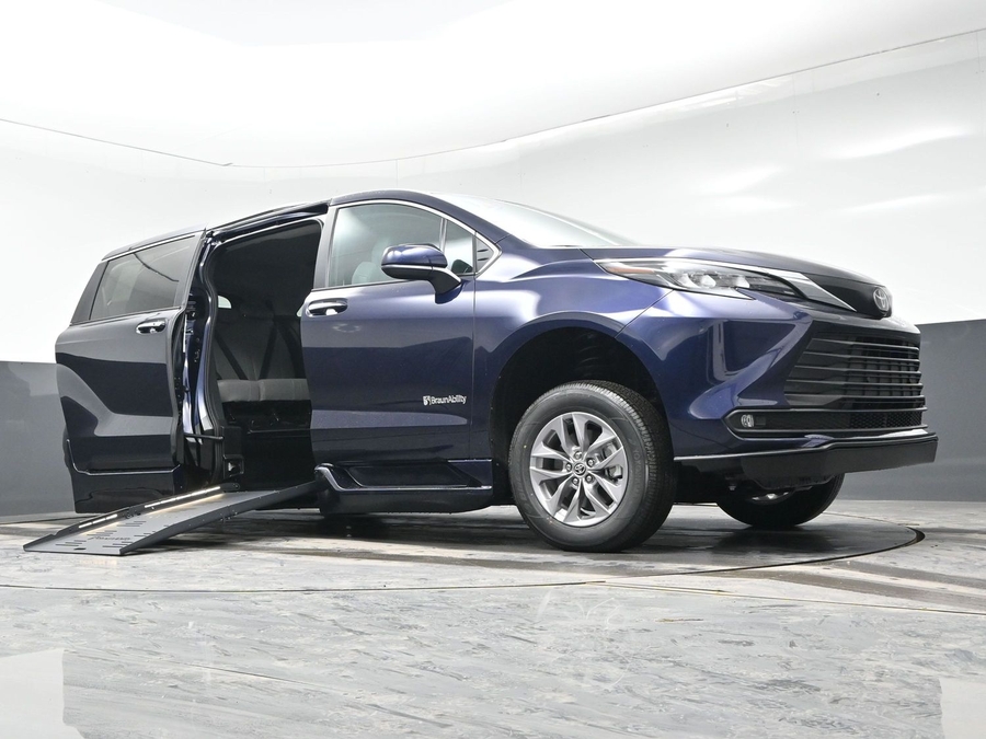 New 2026 Toyota Sienna Hybrid XLE Base - BraunAbility Side Entry Entry Fold Out Automatic Ramp
