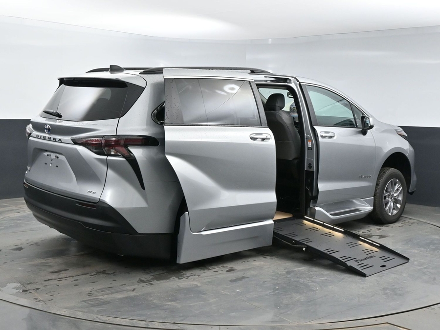 New 2025 Toyota Sienna Hybrid XLE Plus - BraunAbility Side Entry Entry Fold Out Automatic Ramp