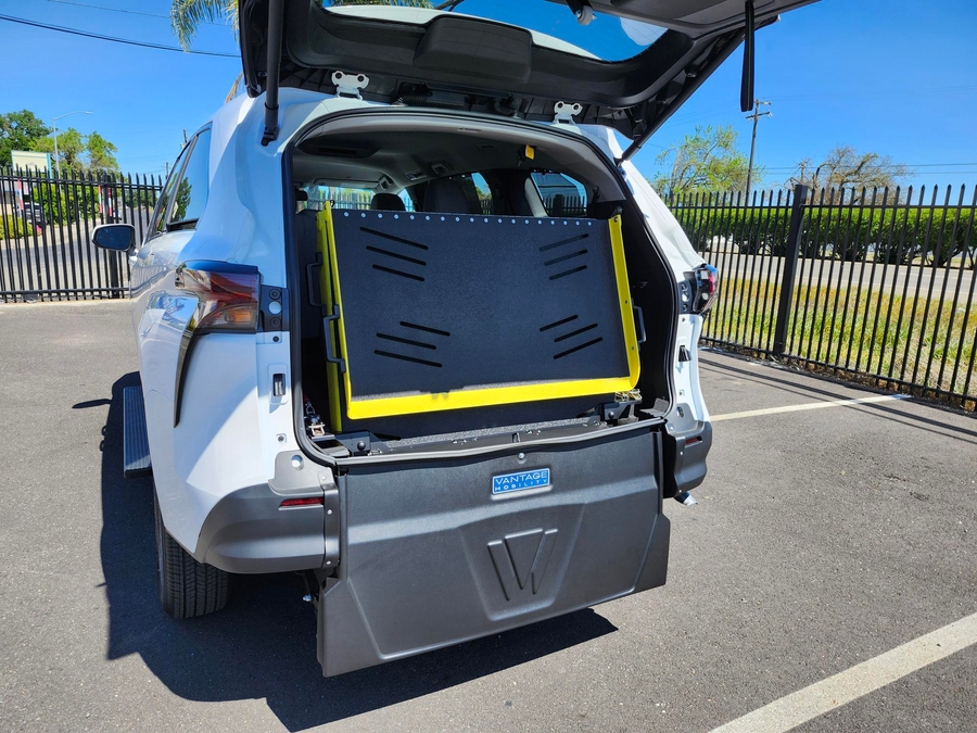 New 2026 Toyota Sienna Hybrid LE - Vantage Mobility Commercial Rear Entry Entry Fold Out Manual Ramp