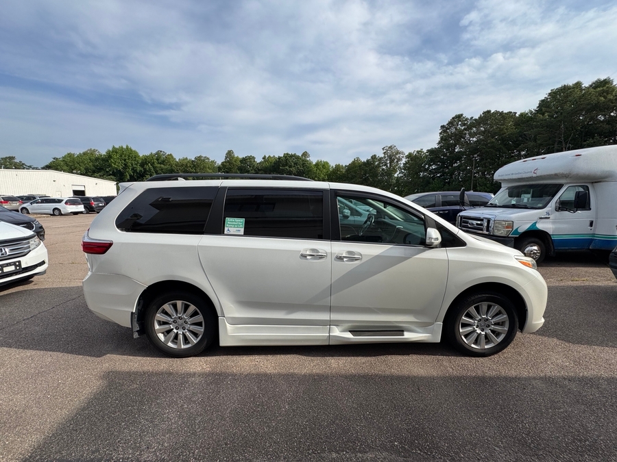 White Toyota Sienna image number 2