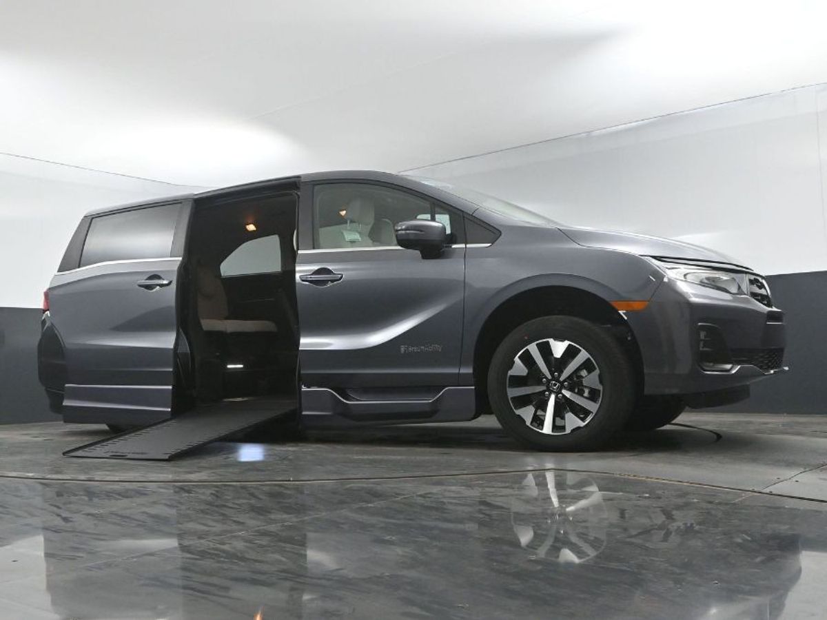 Grey Honda Odyssey image number 18