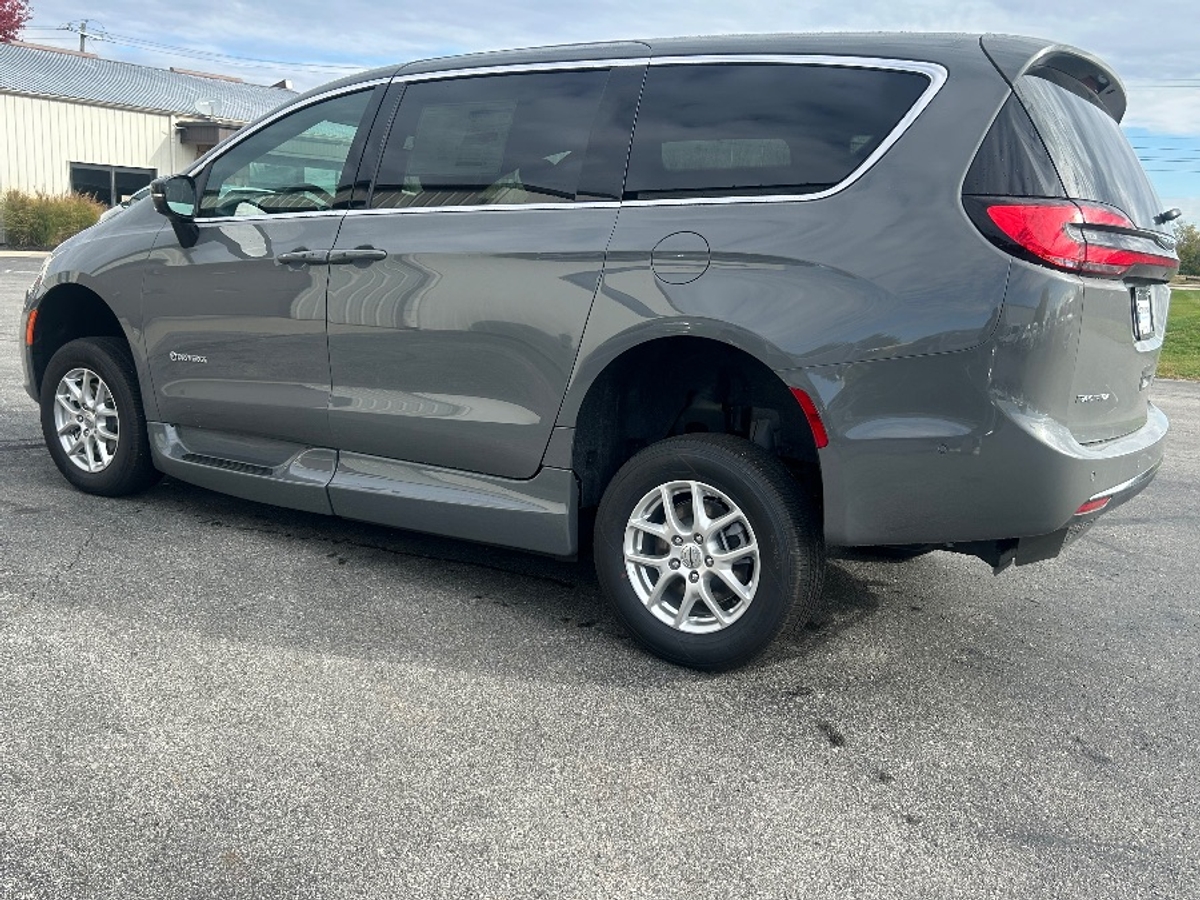Grey Chrysler Pacifica image number 5