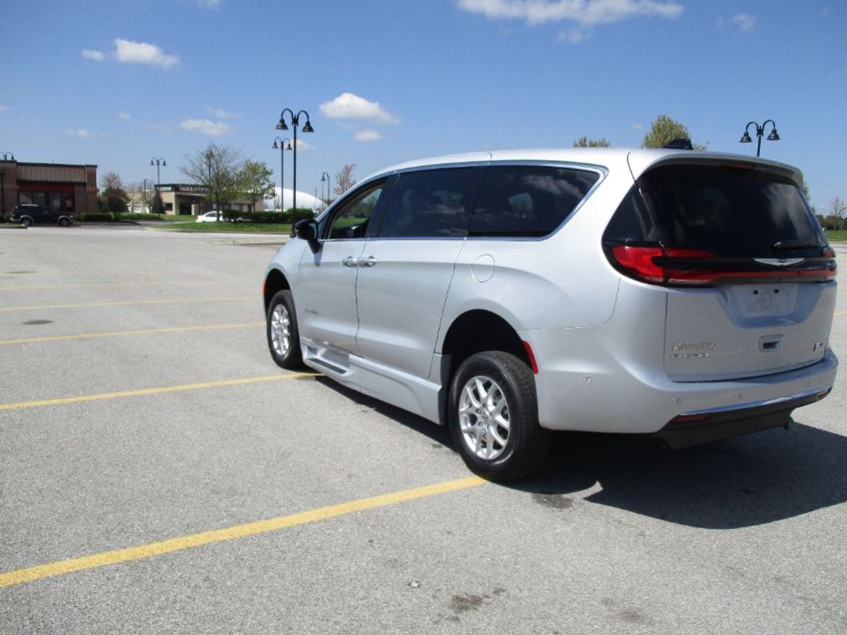 Silver Chrysler Pacifica image number 4