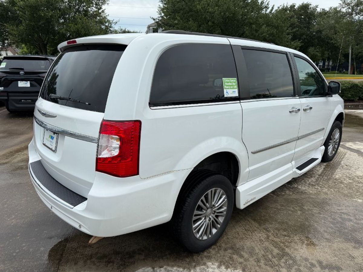 Número de imagen de Chrysler Town and Country blanco 2
