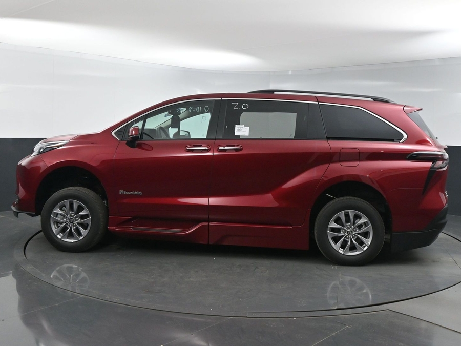 New 2025 Toyota Sienna Hybrid XLE Plus - BraunAbility Side Entry Entry Fold Out Automatic Ramp