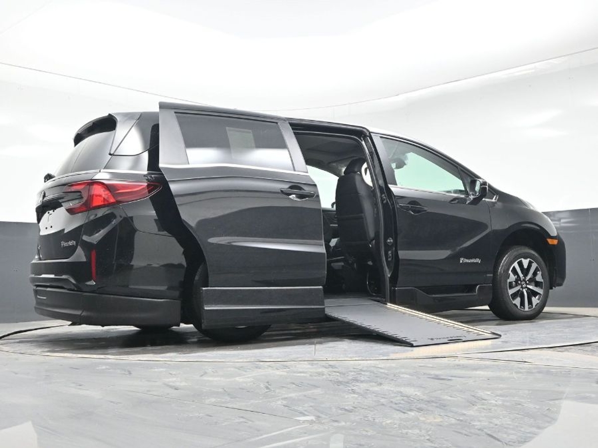 Black Honda Odyssey image number 20