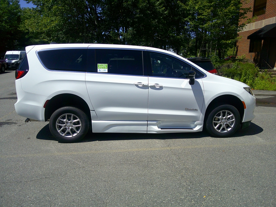 White Chrysler Voyager image number 8