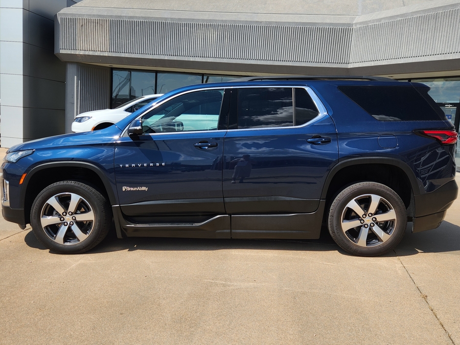 Blue Chevrolet Traverse image number 3