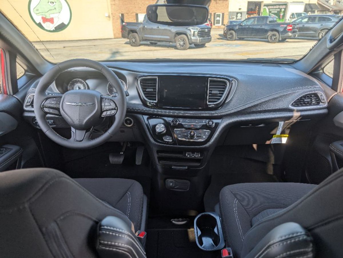 2023 CHRYSLER PACIFICA - Image 5