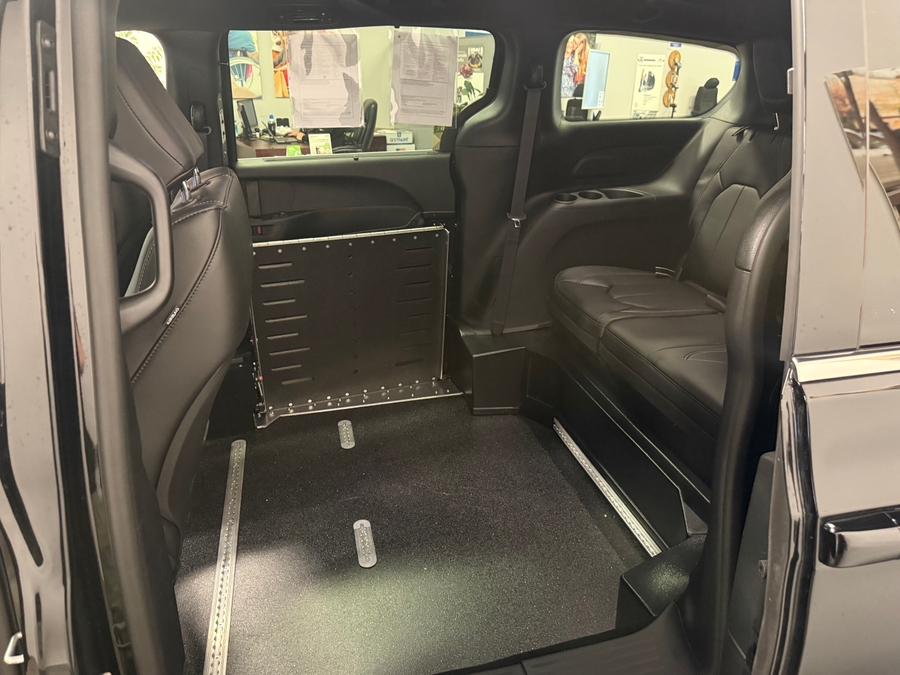 Black Chrysler Pacifica image number 9