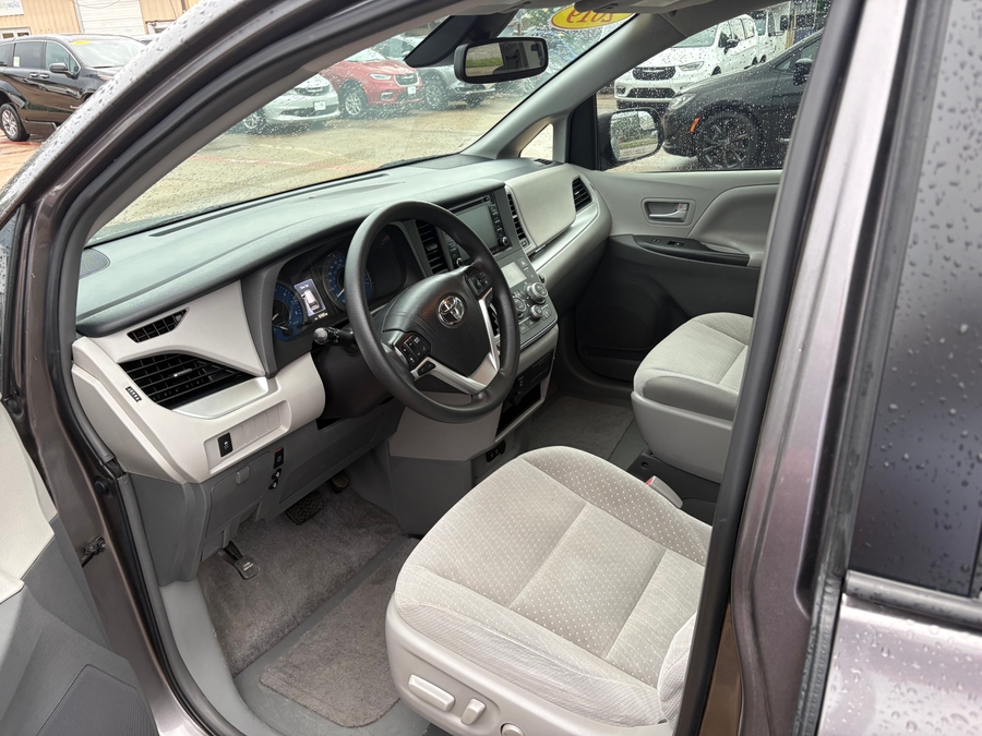 Grey Toyota Sienna image number 6