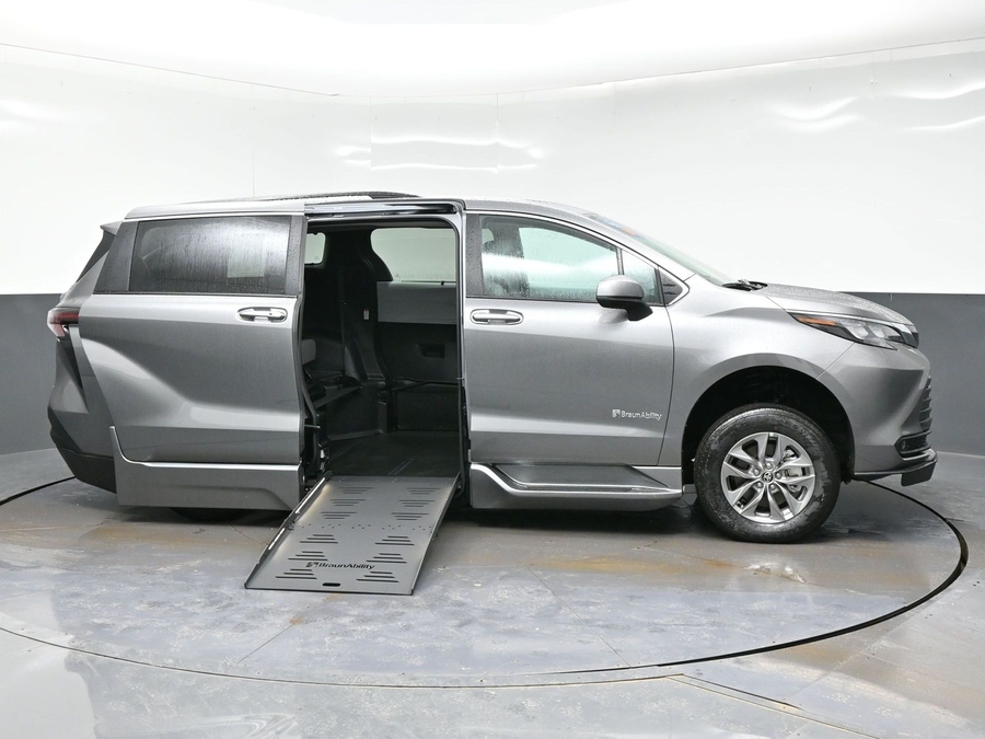Grey Toyota Sienna image number 7