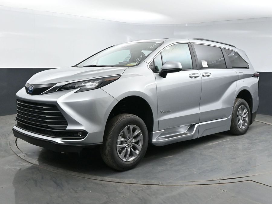New 2025 Toyota Sienna Hybrid XLE Plus - BraunAbility Side Entry Entry Fold Out Automatic Ramp