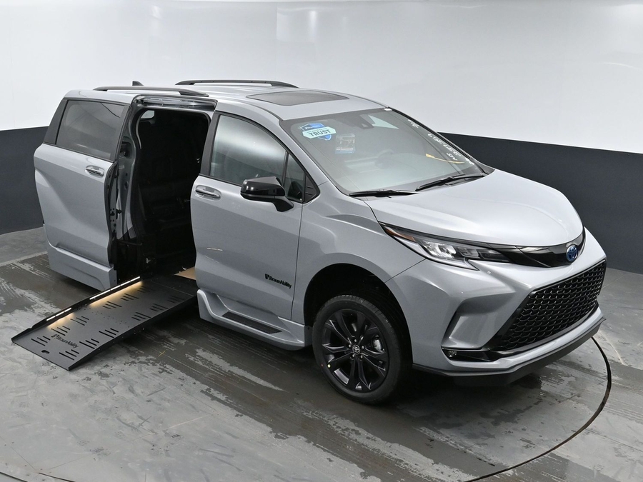 New 2026 Toyota Sienna Hybrid XSE Sport - BraunAbility Side Entry Fold Out Automatic Ramp