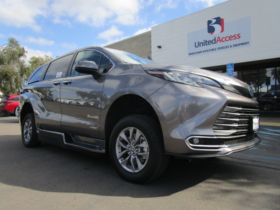 Used 2021 Toyota Sienna Hybrid XLE Base - BraunAbility Side Entry Entry Fold Out Automatic Ramp