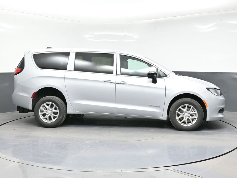 Silver Chrysler Voyager image number 5