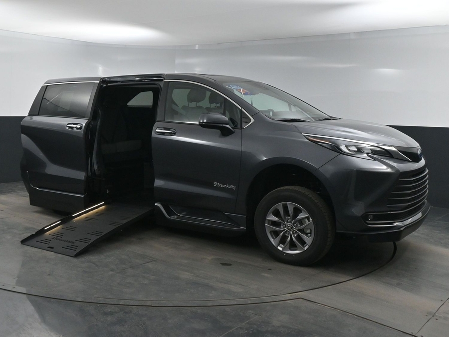 New 2025 Toyota Sienna Hybrid XLE Base - BraunAbility Side Entry Entry Fold Out Automatic Ramp