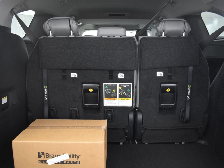 New 2025 Toyota Sienna Hybrid XLE Base - BraunAbility Side Entry Entry Fold Out Automatic Ramp