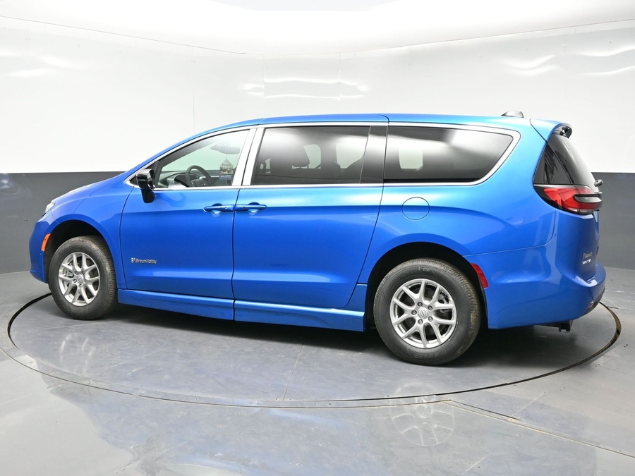 Blue Chrysler Pacifica image number 3