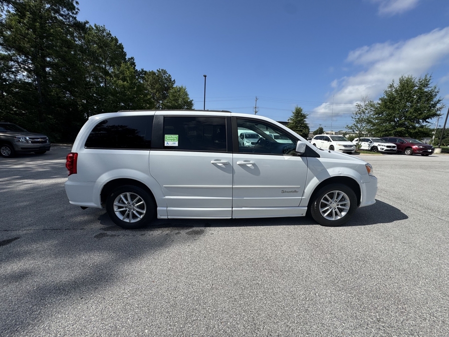 White Dodge Grand Caravan image number 5
