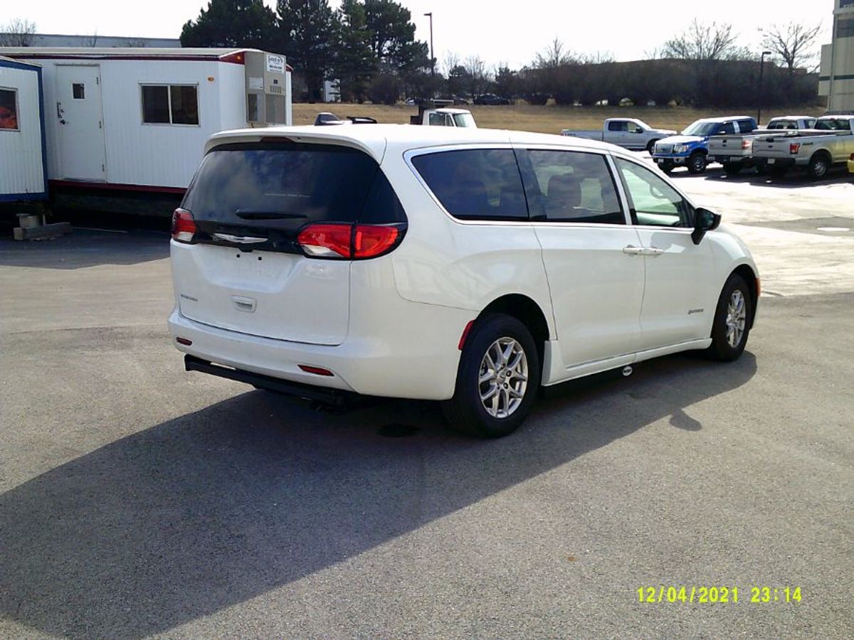White Chrysler Voyager image number 5
