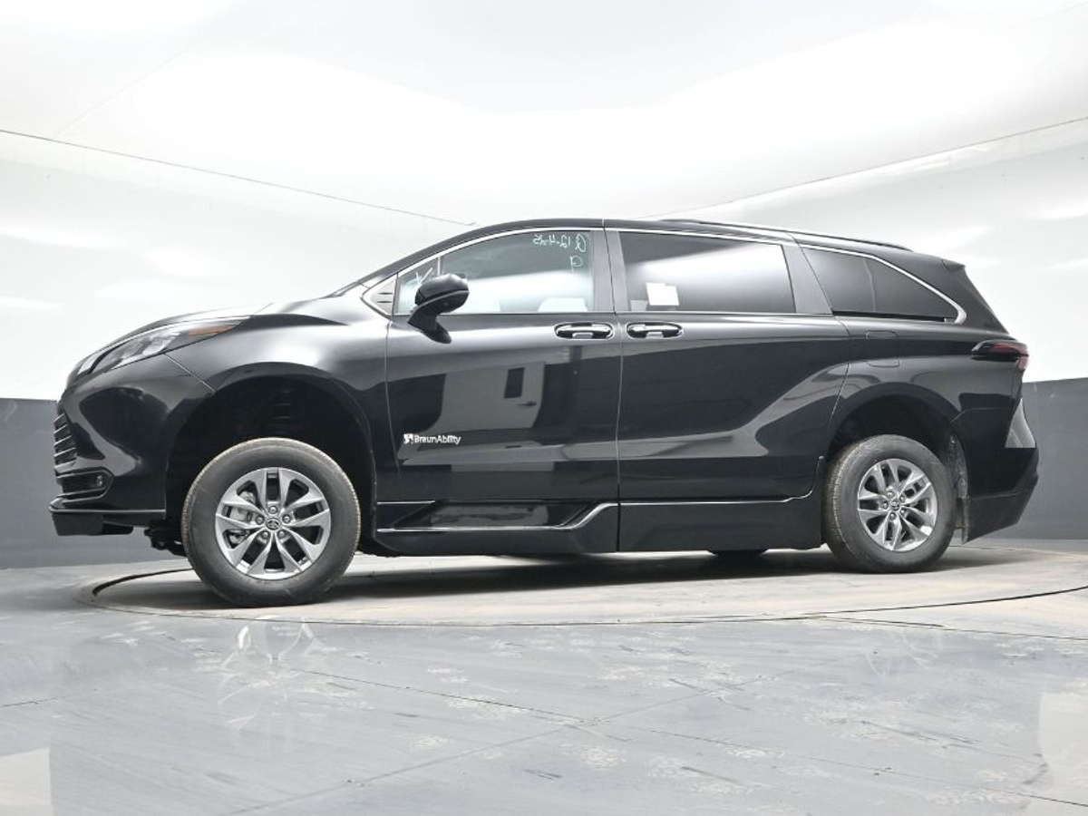 Black Toyota Sienna image number 19