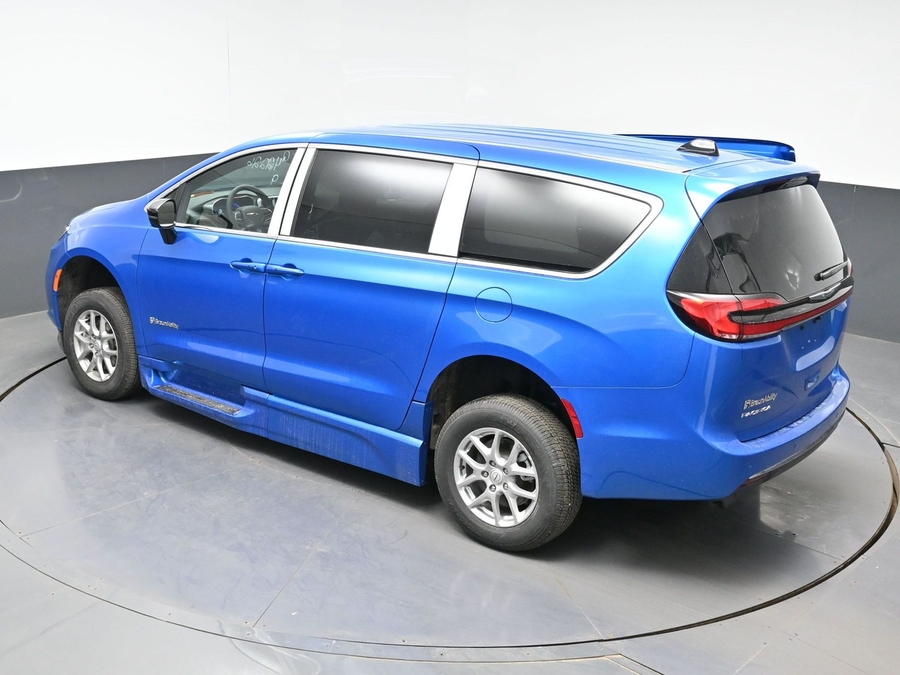 Blue Chrysler Pacifica image number 21