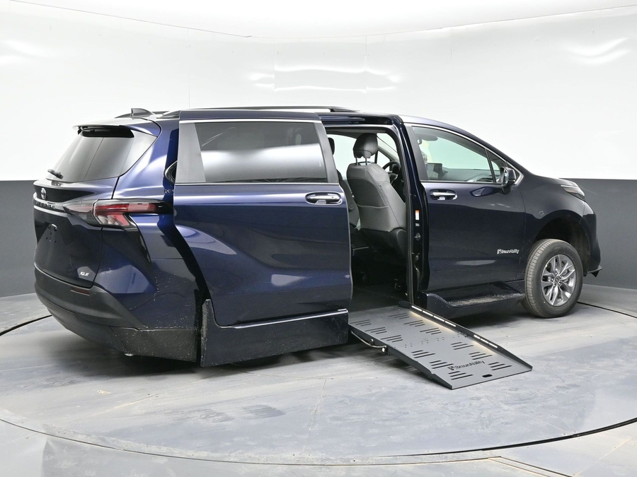New 2026 Toyota Sienna Hybrid XLE Base - BraunAbility Side Entry Entry Fold Out Automatic Ramp