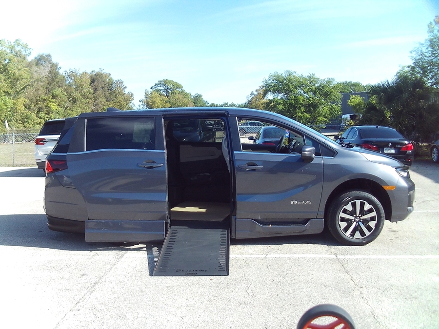 Grey Honda Odyssey image number 7