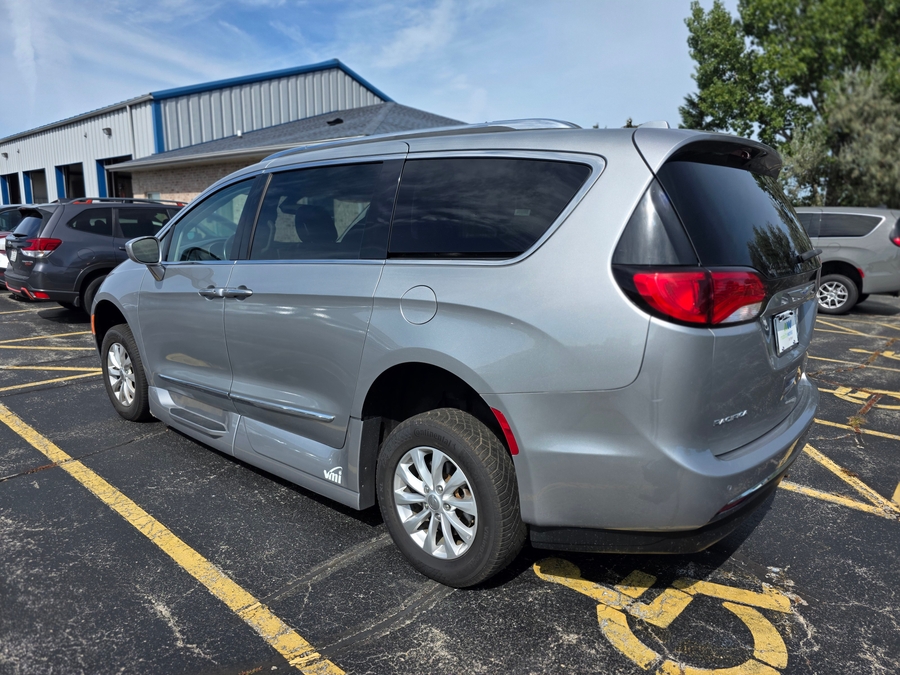 Silver Chrysler Pacifica image number 4